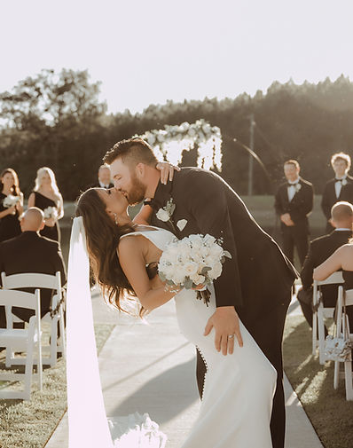 First kiss photo during a Texas elopement