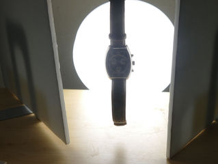 貧者の照明装置 シーリングライトで腕時計を撮影