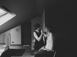 How To Become A Successful Freelance Makeup Artist (8 Step Guide)