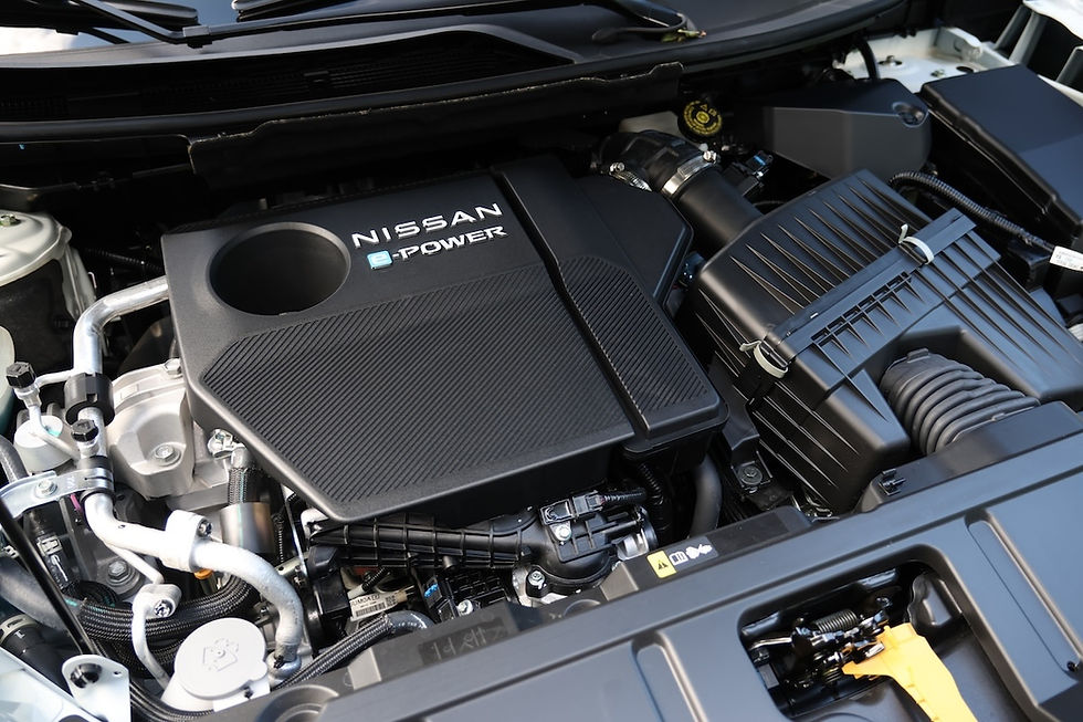 e-Power 的獨特之處:汽油引擎永遠不會直接驅動車輪、只會驅動發電機,同時降低機械複雜度:它不需要多檔位變速箱,四驅車型也省去了傳動軸。