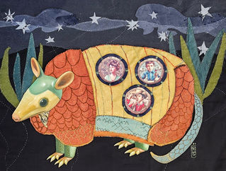 Un armadillo Tatou la nuit. Étoiles dans le ciel et agaves. Dans le Tatou il y a 3 hublots où on peut voir un homme cowboy, une femme en nuisette et un enfant qui joue avec 2 poupées une représentant une femme et l'autre un soldat.
