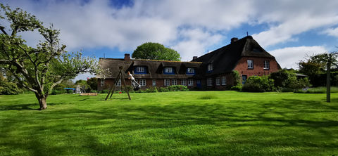 Mühlenhof Keitum - Nördliche Wiese mit Haus und Garten