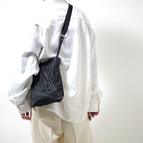wring- soft leather sacoche black | kentohashiguchi 