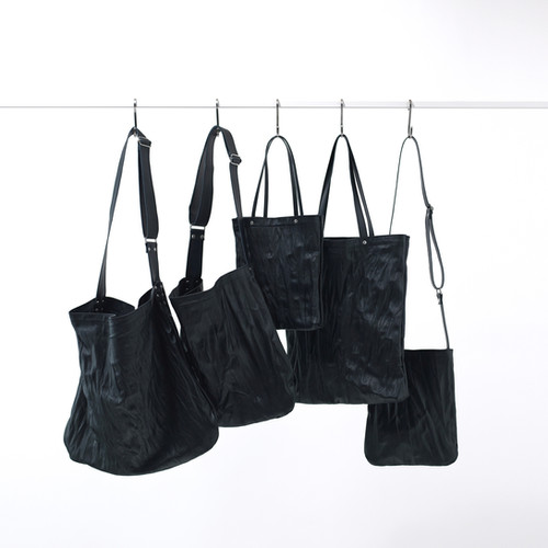 wring- soft leather sacoche black | kentohashiguchi 