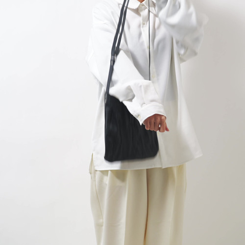 wring- soft leather sacoche black | kentohashiguchi 