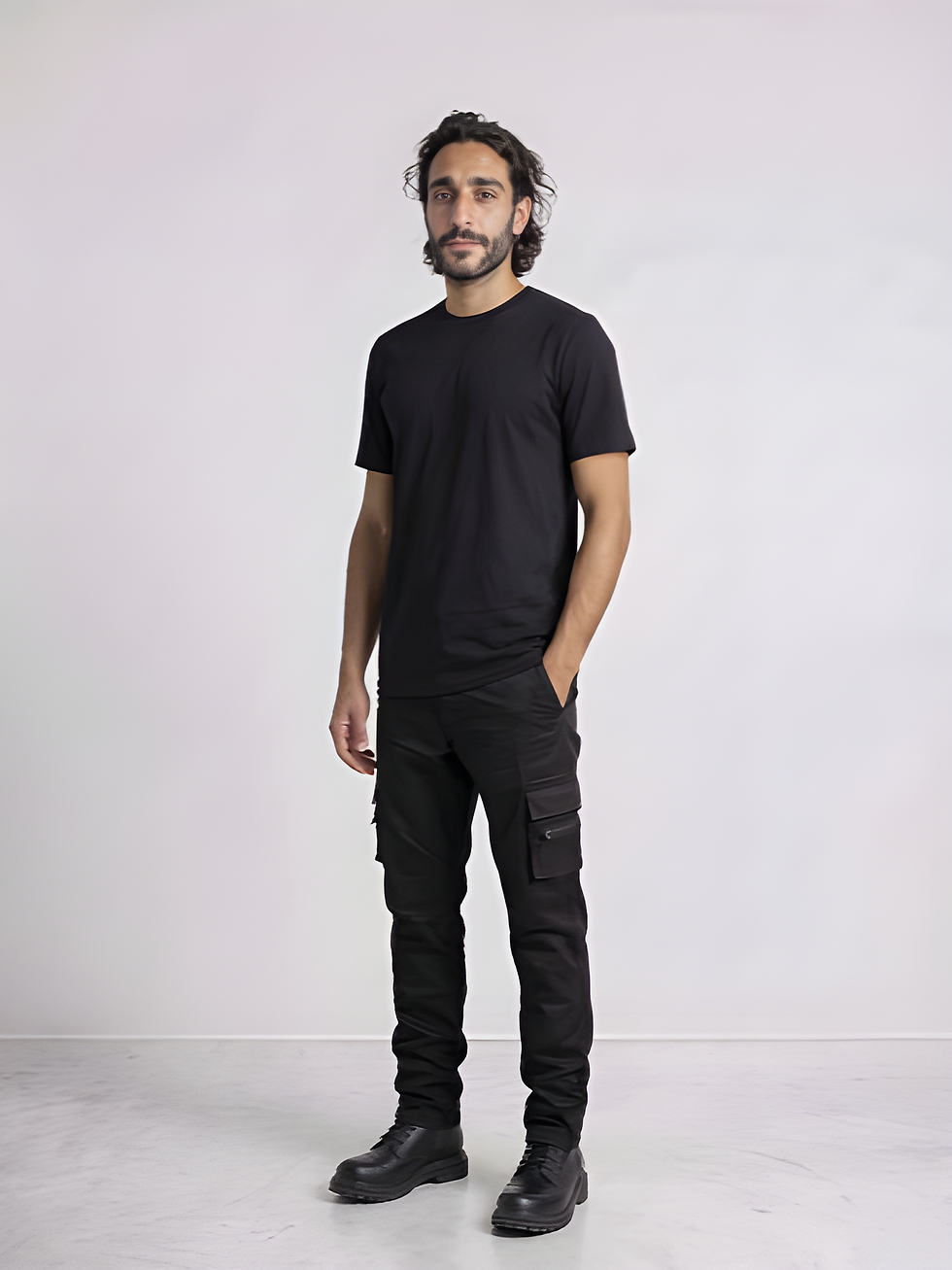 Miniaturbild: Aderlass Cargo Hose Denim Schwarz am Model – Ganzkörperansicht