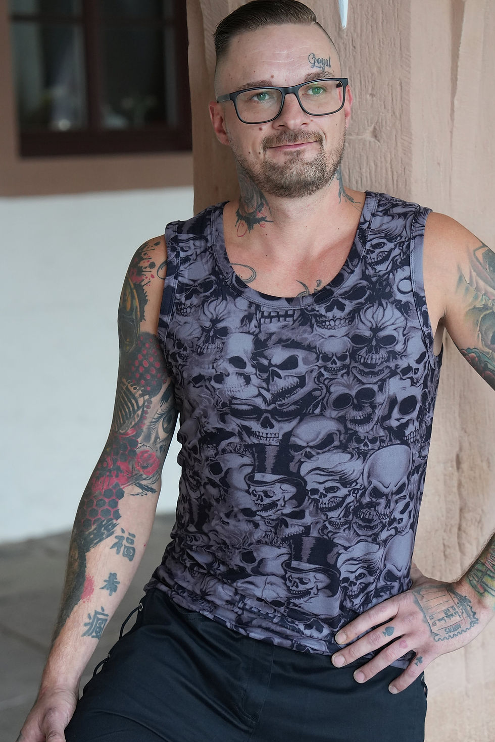 Modisches Porträt eines Mannes in alternativem Look mit Totenkopfmuster.