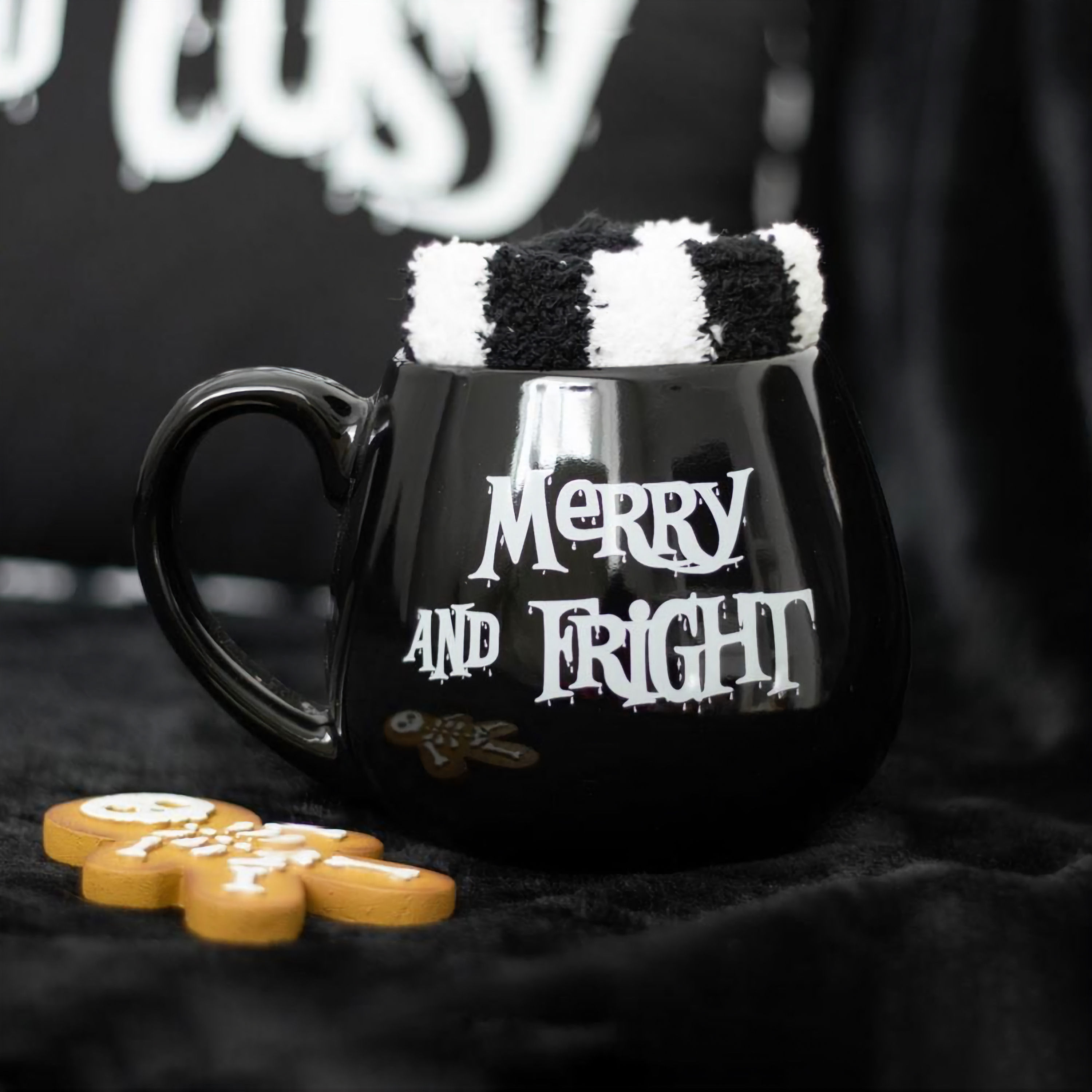 Dunkles Lifestyle-Foto mit Tasse, Socken und Lebkuchen