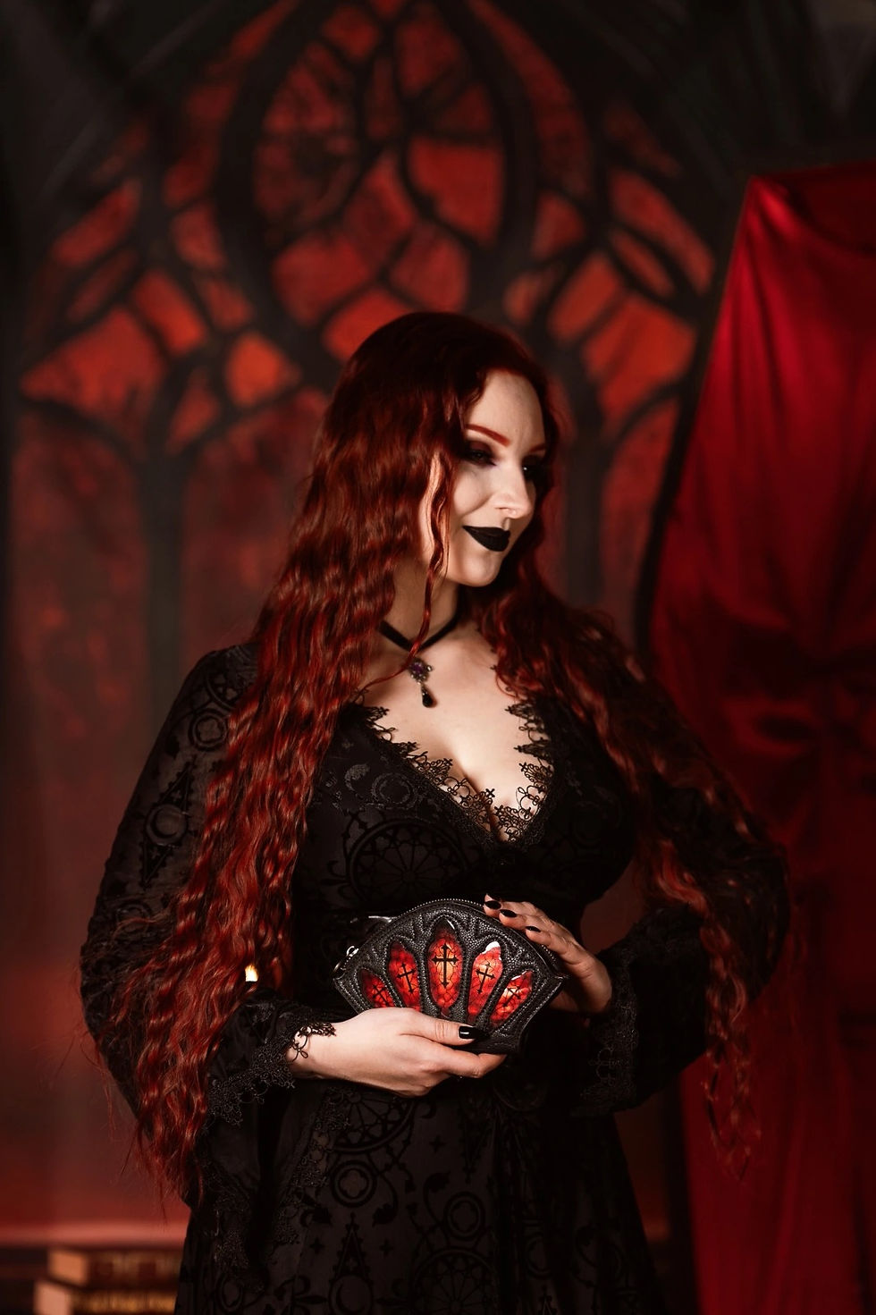 Miniaturbild: Gothic Portemonnaie mit roten Buntglas-Elementen passend zu Witchcore und Dark Romantic Styles