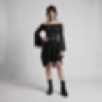 Look mit dem Aderlass Gothic Bat Sleeve Crop Top und weiten Ärmeln