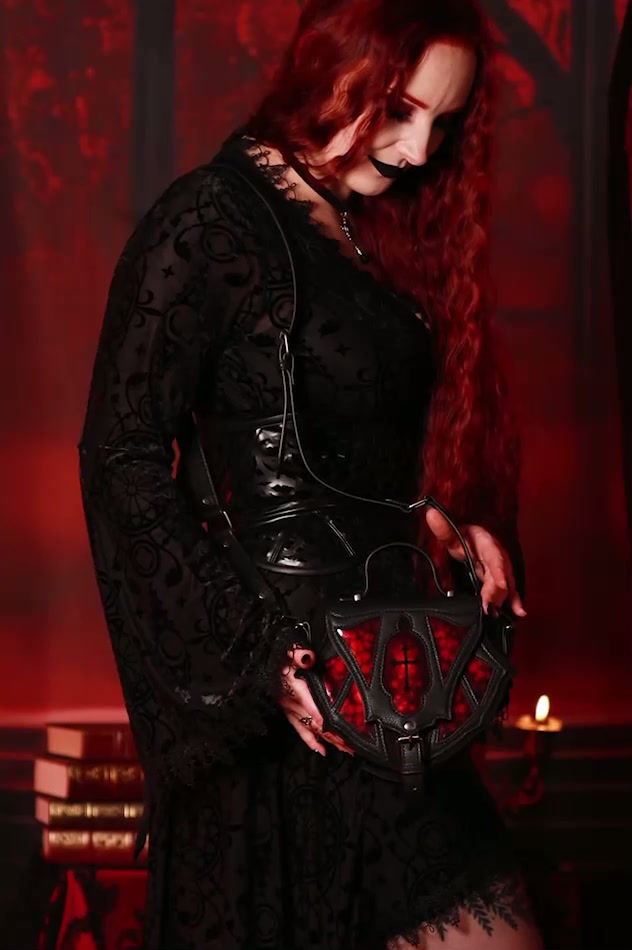 Miniaturbild: Bloodspire Gothic Handtasche mit roten Glasfenster-Details und Kreuzmotiv