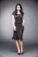 Dame trägt eleganten knielangen Rock mit klassischer Silhouette