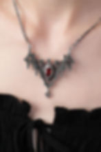 Silberfarbene Gothic Halskette mit rotem Stein getragen im Dark-Aesthetic-Look