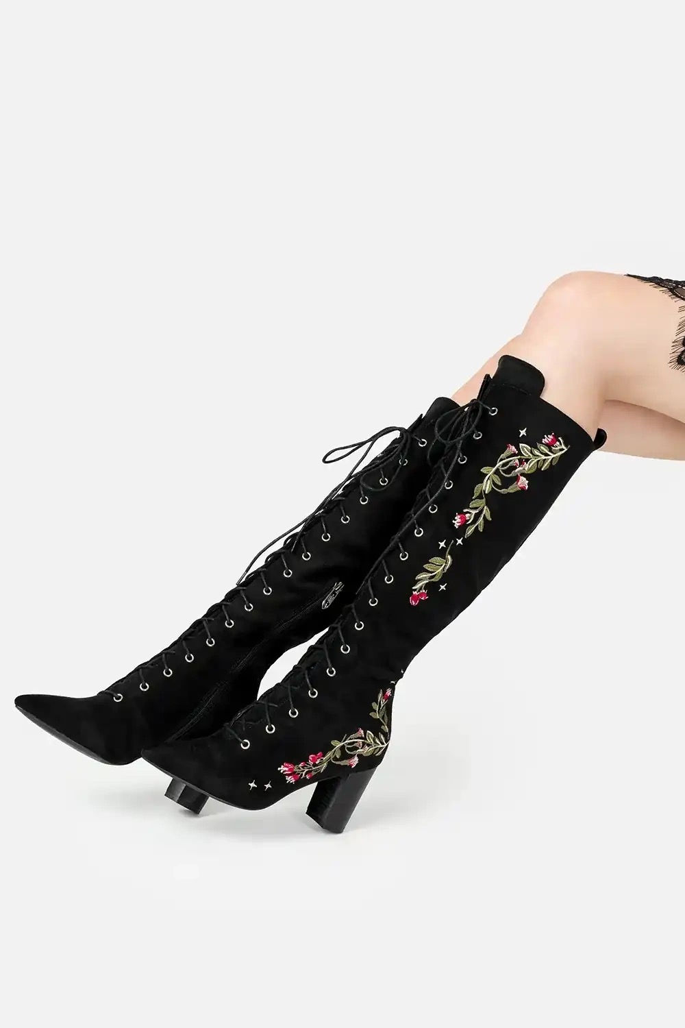 Kniehohe Witchcore Stiefel mit silbernen Stickereien und Blockabsatz