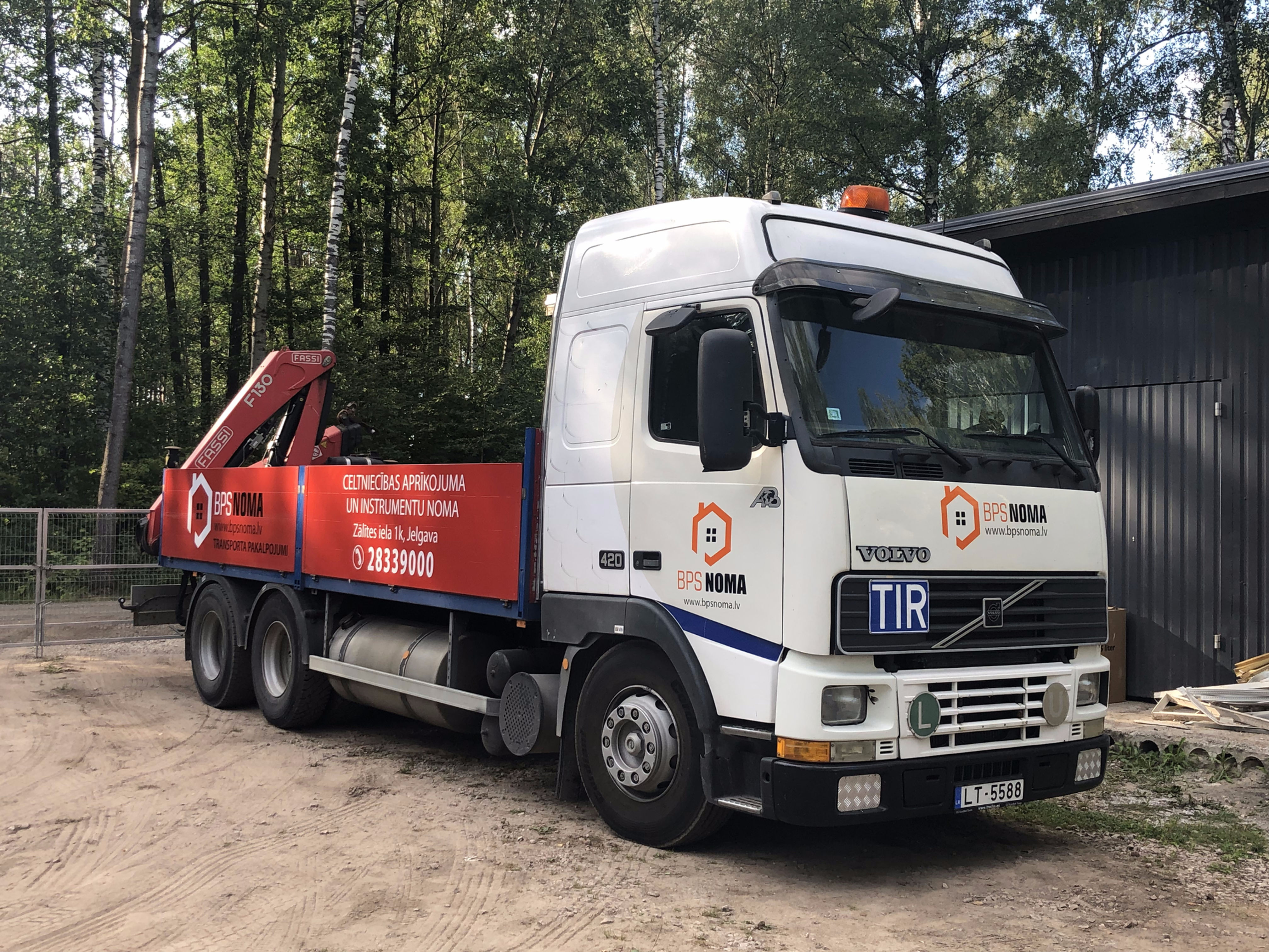 Грузовая машина с манипулятором