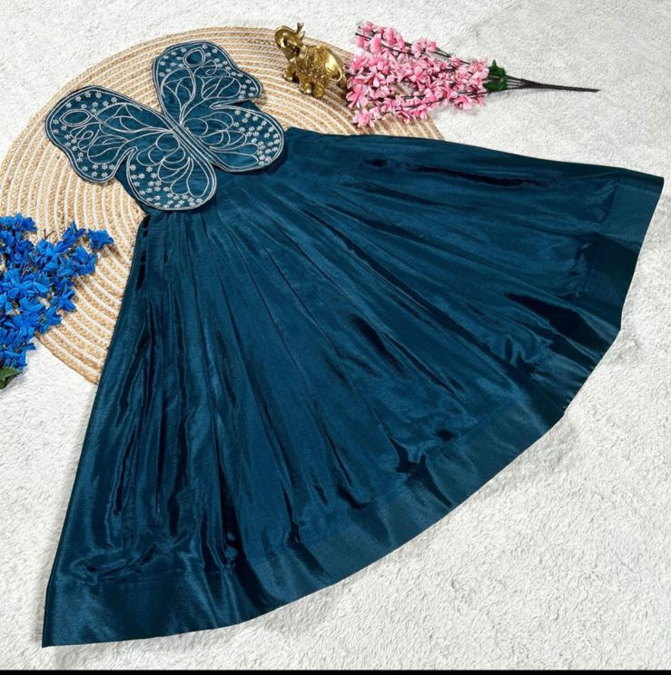 Thumbnail: Kids' gown with beautiful butterfly embroidery patch