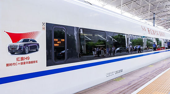 高鐵車身創意貼廣告