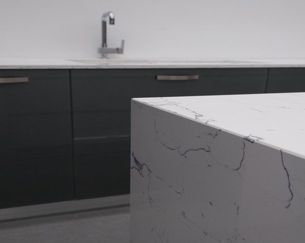 Миниатюра: Угол столешницы из искусственного камня Vicostone BQ8440 Bianco Venato