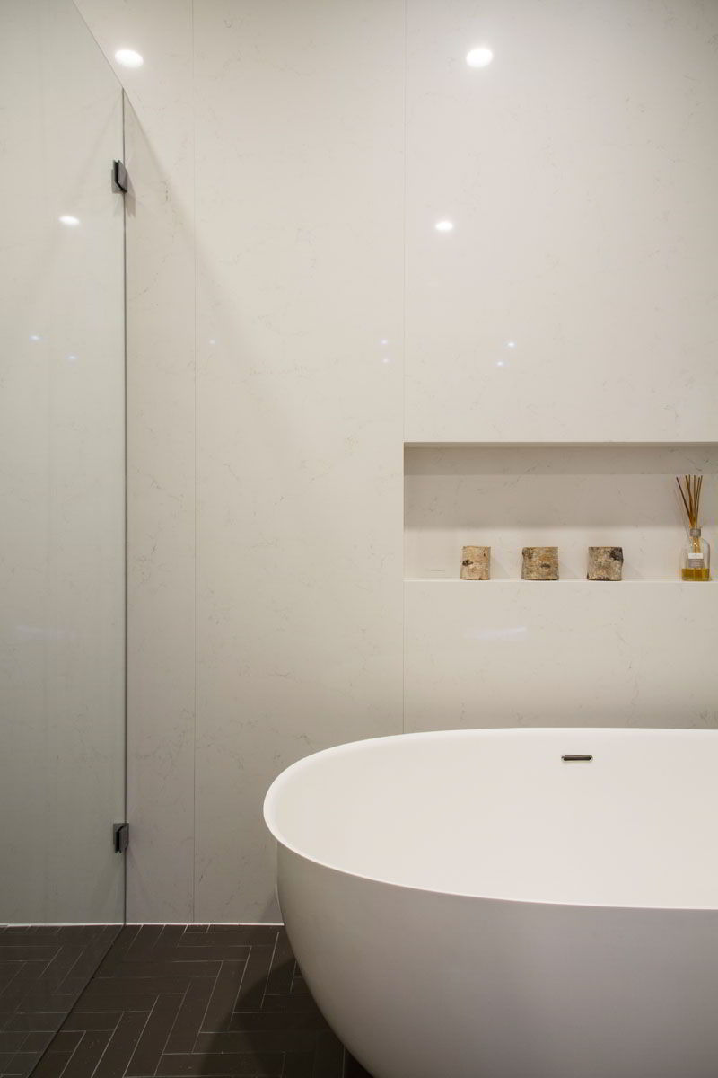 Миниатюра: Облицовка ванной искусственным камнем Caesarstone 5141 Frosty Carrina