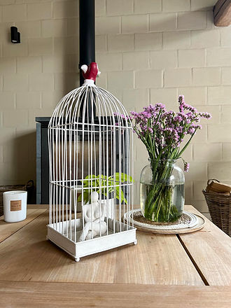La Cage – sculpture de Morgane Masson représentant un personnage blanc enfermé dans une cage, autour du thème de la solitude et de l’invisibilité.