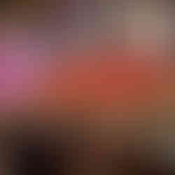 Au pied de cochon : Devanture éclairée du mythique restaurant parisien Au pied de cochon, ambiance nocture animée.