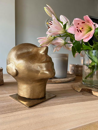 La Tête – sculpture en céramique dorée de Morgane Masson représentant un visage, autour de l’introspection et de l’invisibilité.