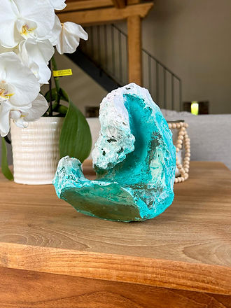 La Vague – sculpture en résine turquoise de Morgane Masson représentant une vague, symbole du sentiment d’être noyé et de la recherche de soi.