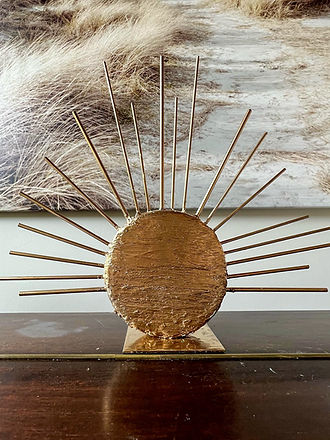 Le Soleil – sculpture en céramique de Morgane Masson représentant un demi-soleil doré et ses rayons, symbole d’apaisement et de renouveau.