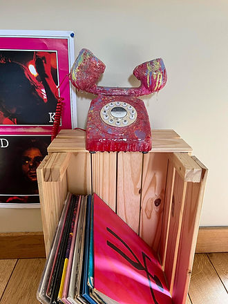 Le Téléphone – sculpture de Morgane Masson représentant un téléphone rétro rose, autour de l’attente, de l’espoir et du besoin d’être entendu.