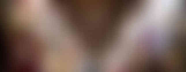 Rue animée avec passants et enseignes arabes, atmosphère authentique d’un vieux quartier de Dubaï.