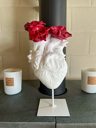 Le Cœur – sculpture en céramique de Morgane Masson représentant un cœur anatomique blanc et rouge, symbole de guérison et de renaissance intérieure.