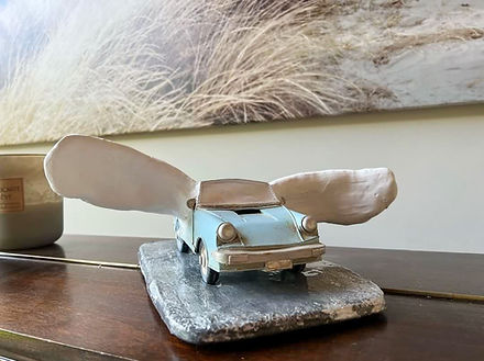 Le Chemin – sculpture en céramique de Morgane Masson représentant une voiture ailée, symbole d’une nouvelle route et de la reconstruction de soi.