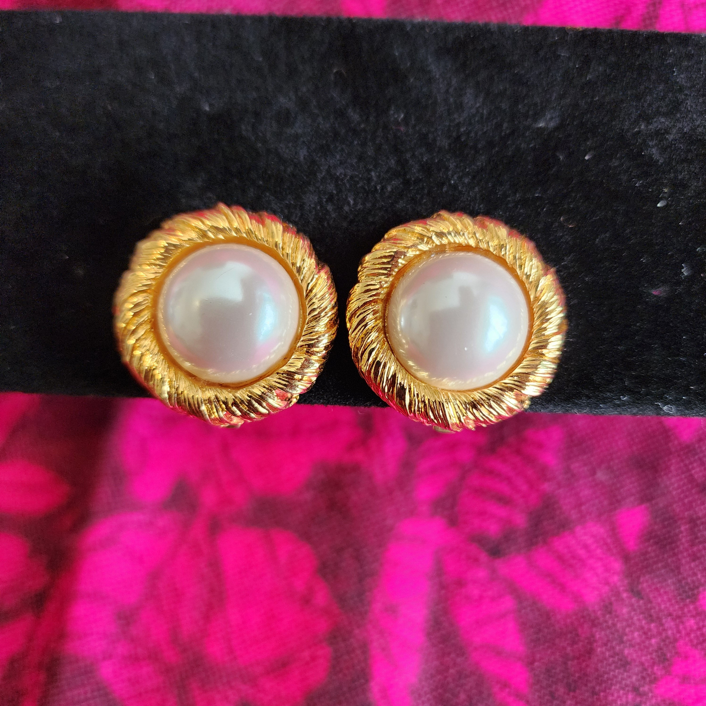 Vintage Gold Tone Metal Faux Pearl Nest Clip On Earrings.
