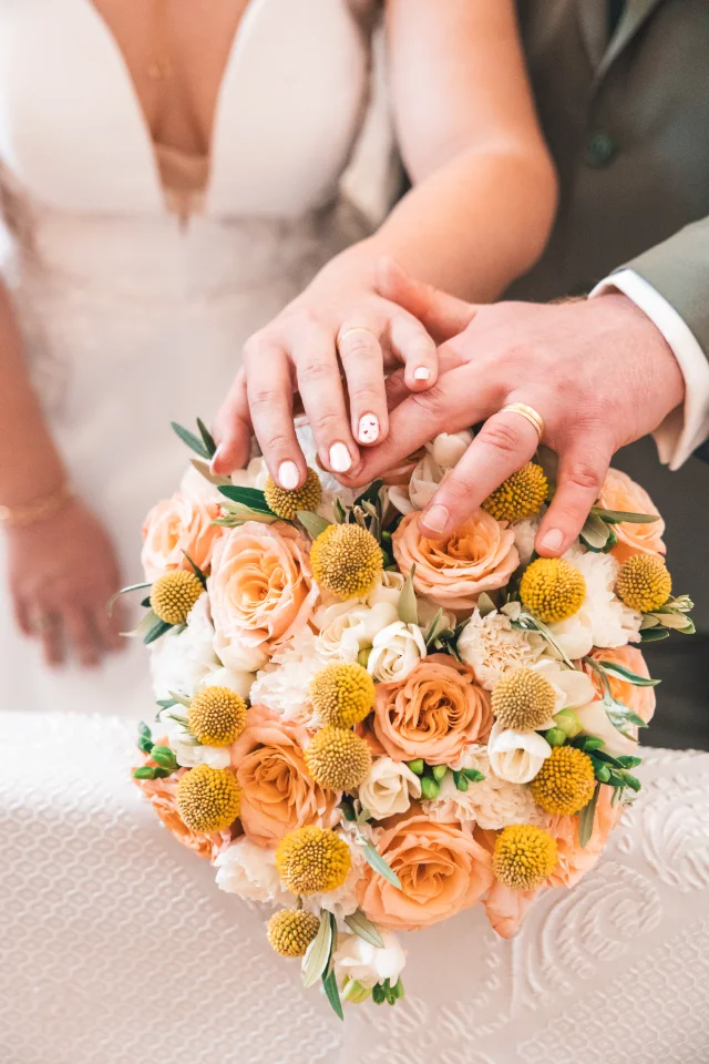 Les mariés à l'église ainsi que le bouquet de la mariée