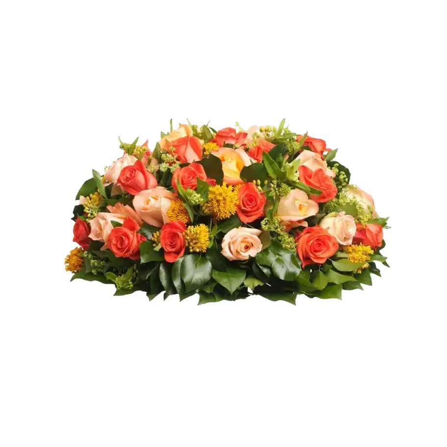 Composition florale ronde avec des roses corail et crème, des fleurs jaunes et un feuillage vert dense.