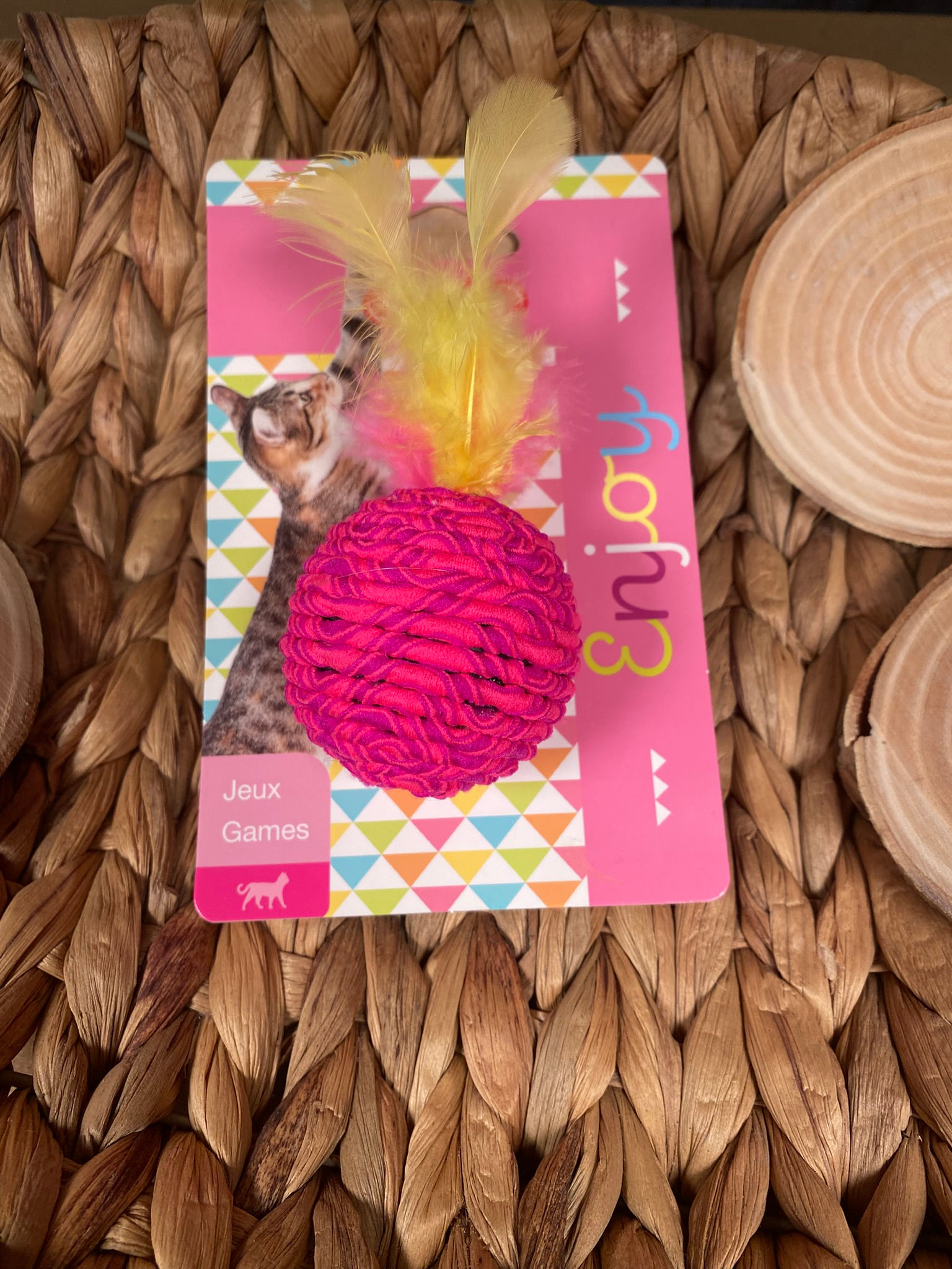 Jouet chat balle rose avec plumes sur emballage Enjoy