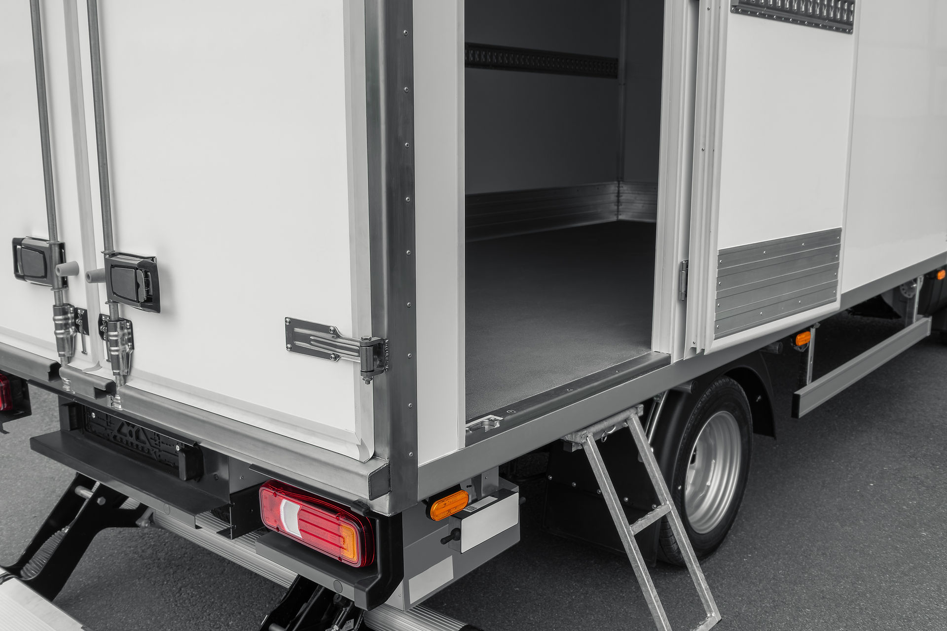 FNA class isothermal box body on Iveco Daily van chassis with Daikin refrigeration unit and BAR hydraulic lift, manufactured by Hoobrid
