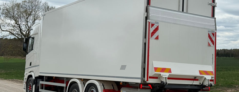 Scania sunkvežimis su Hoobrid pagamintu FRC tipo izoterminiu kėbulu, BAR krovinių liftu ir VBG sukabintuvu