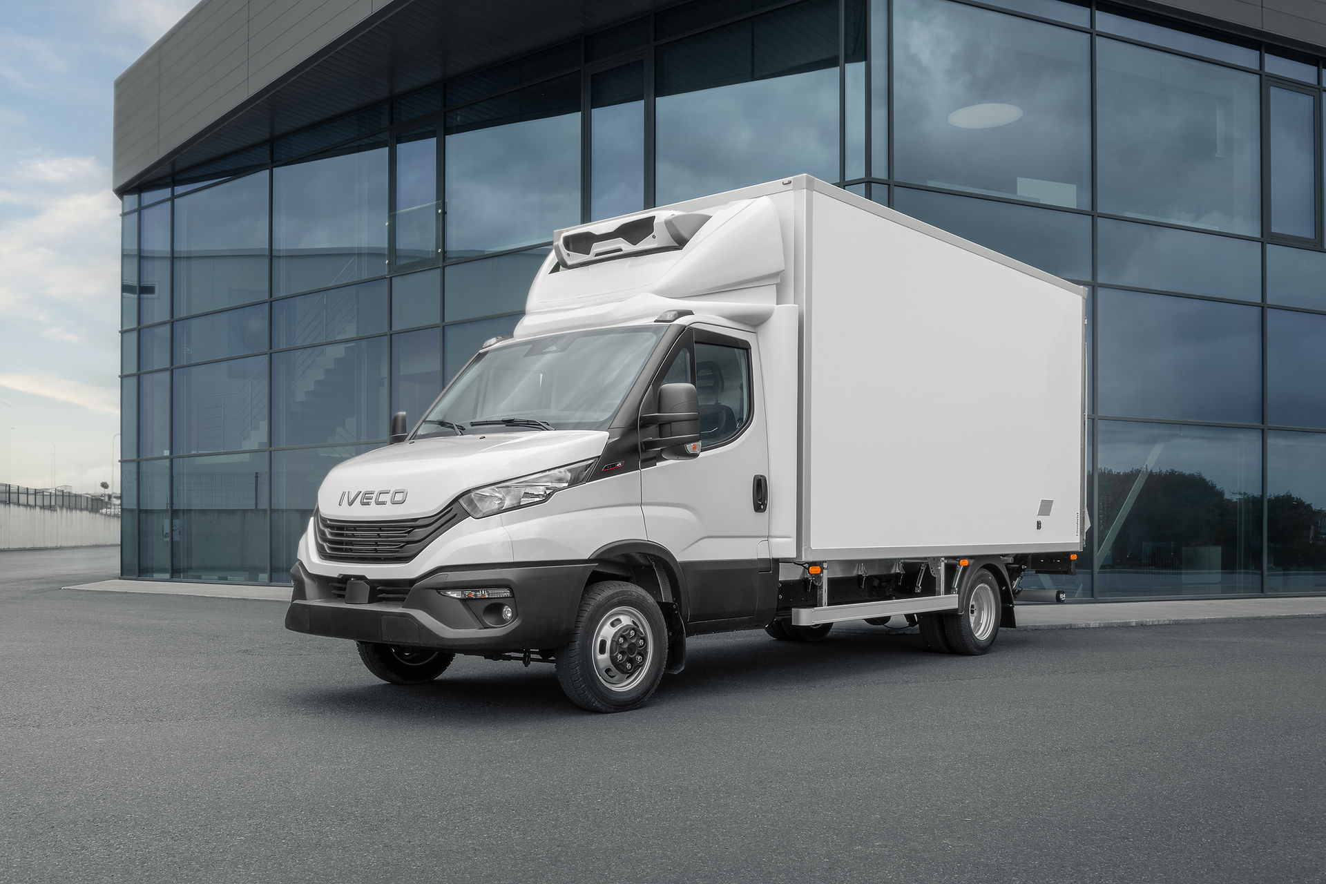 FNA class isothermal box body on Iveco Daily van chassis with Daikin refrigeration unit and BAR hydraulic lift, manufactured by Hoobrid