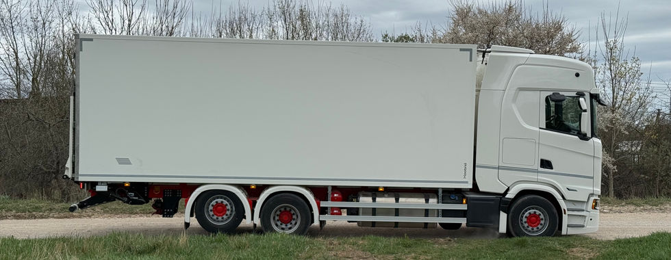 Scania sunkvežimis su Hoobrid pagamintu FRC tipo izoterminiu kėbulu, BAR krovinių liftu ir VBG sukabintuvu
