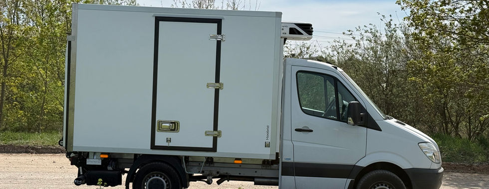 Mercedes-Benz Sprinter 2014 m. su Hoobrid pagamintu izoterminiu kėbulu, carrier šaldymo įranga ir BAR krovinių liftu