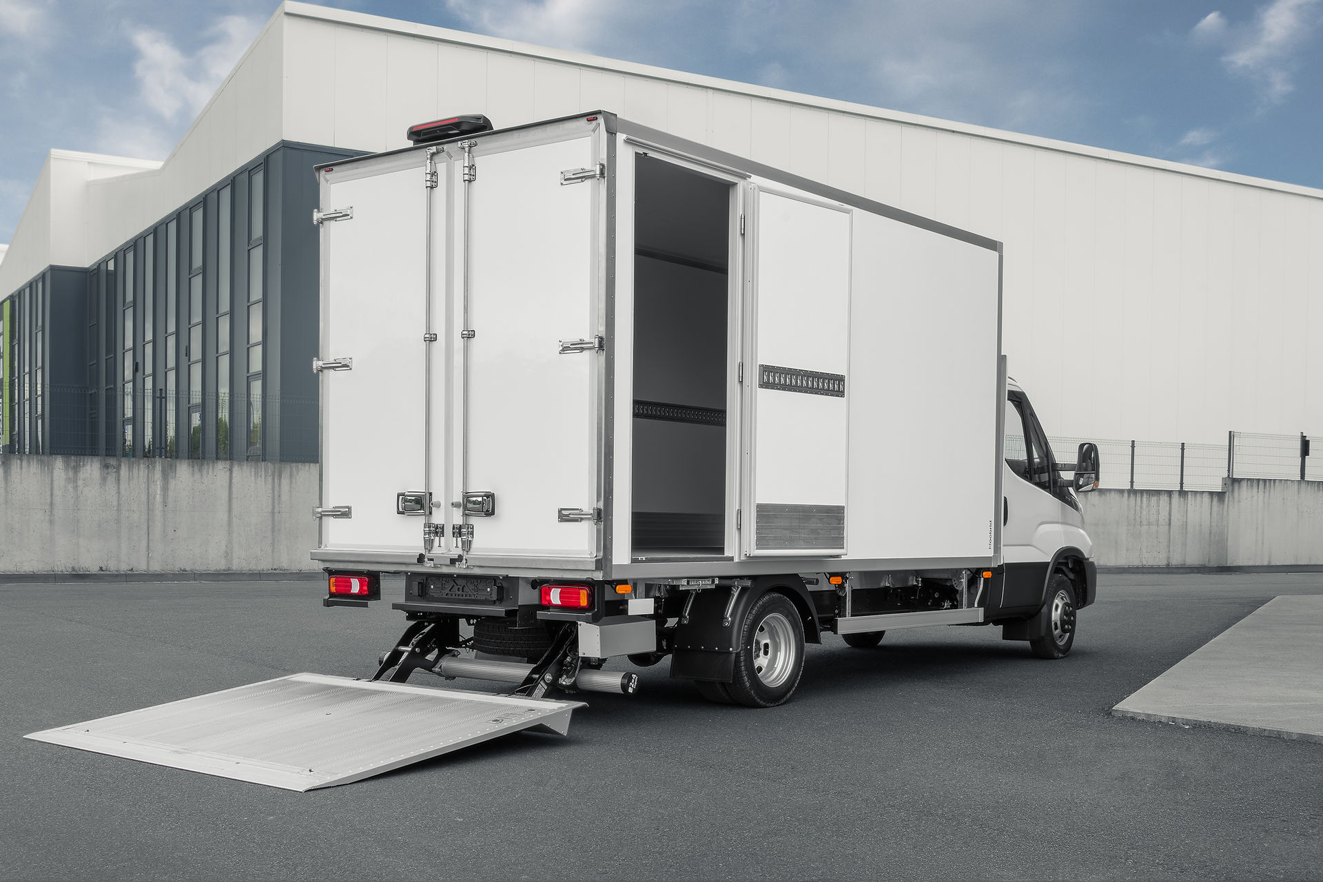 FNA class isothermal box body on Iveco Daily van chassis with Daikin refrigeration unit and BAR hydraulic lift, manufactured by Hoobrid