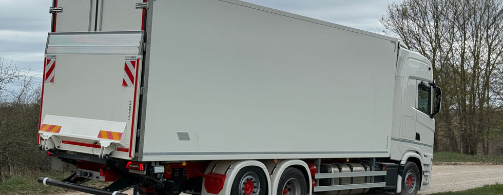 Scania sunkvežimis su Hoobrid pagamintu FRC tipo izoterminiu kėbulu, BAR krovinių liftu ir VBG sukabintuvu
