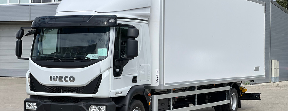 Iveco Eurocargo truck with Hoobrid's non-insulated body