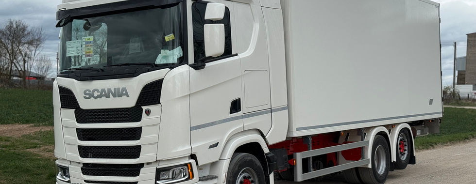 Scania sunkvežimis su Hoobrid pagamintu FRC tipo izoterminiu kėbulu, BAR krovinių liftu ir VBG sukabintuvu