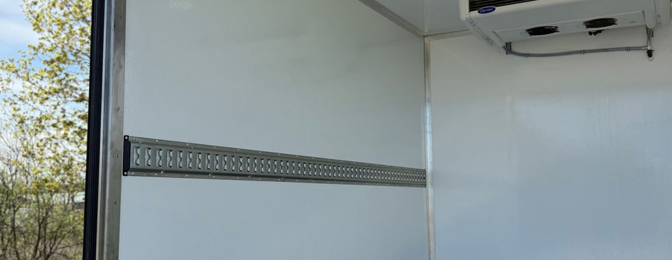 Mercedes-Benz Sprinter 2014 m. su Hoobrid pagamintu izoterminiu kėbulu, carrier šaldymo įranga ir BAR krovinių liftu