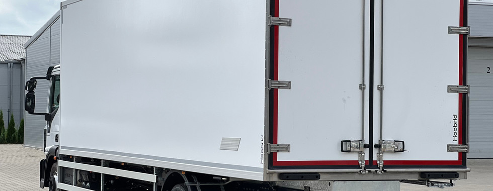 Iveco Eurocargo truck with Hoobrid's non-insulated body