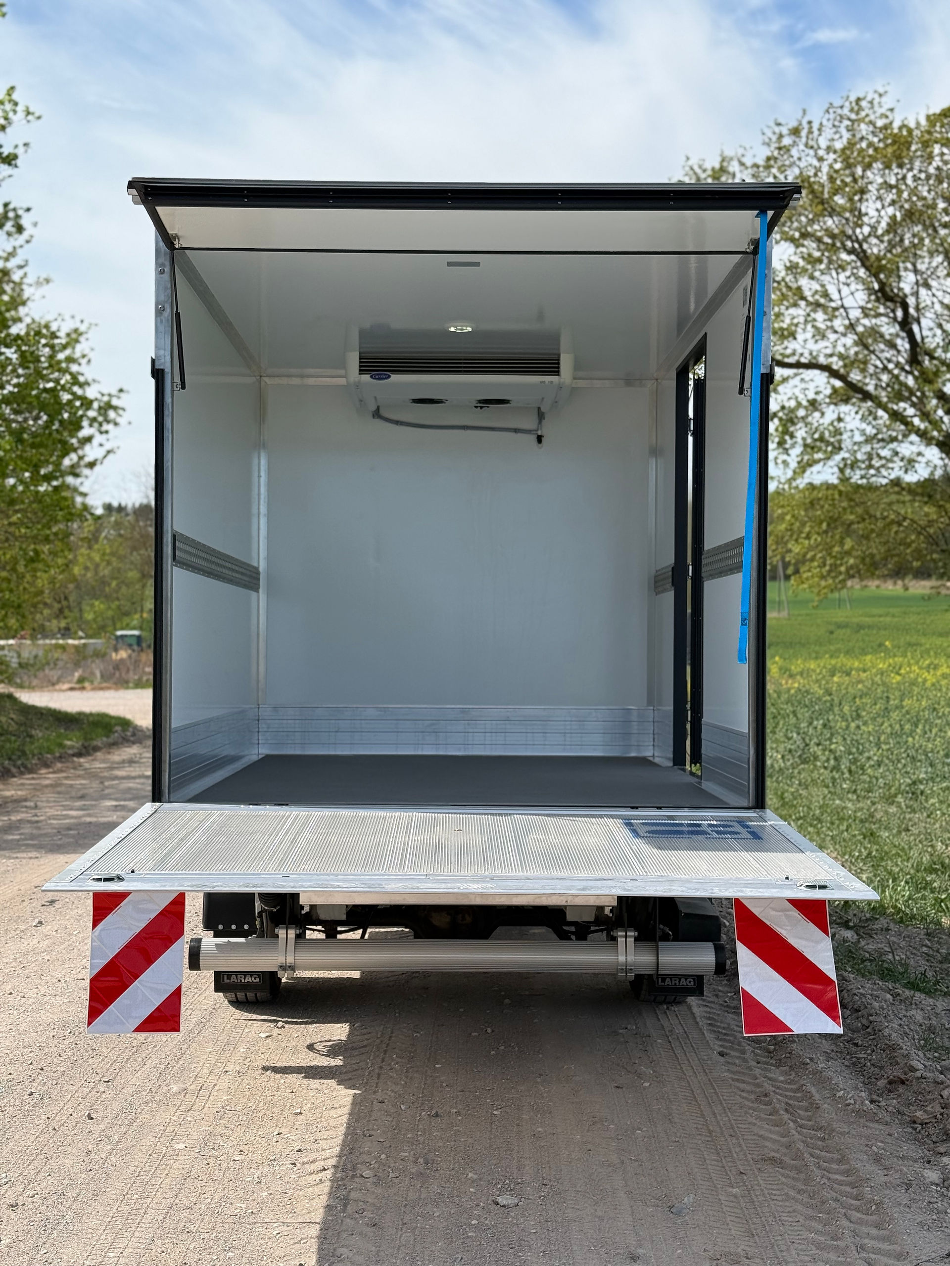 Mercedes-Benz Sprinter 2014 with a brand new FNA type body from Hoobrid, featuring BAR cargolift and Carrier refrigeration equipment