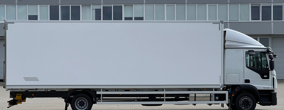 Iveco Eurocargo truck with Hoobrid's non-insulated body