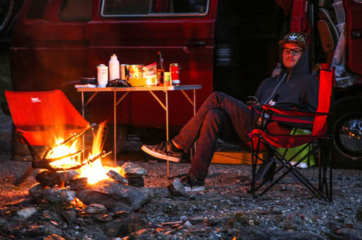Camping mit Lagerfeuer